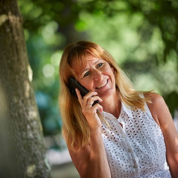 Lady on phone talking to Mental Health specialist